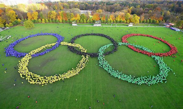 In bunten Regencapes bildeten die Olympiabefürworter die fünf Ringe. Fotos: Feuer und Flamme Initiative der Olympia-Bewerbung, Hamburg 2024