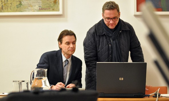 Verkehrsplaner Michael Hochkofler (links) und Stadtbaumeister Seirer bereiten sich auf die Präsentation im Lienzer Gemeinderat vor. Foto: Dolomitenstadt/Pirkner