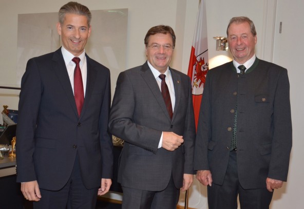 Hansjörg Matteersberger (links) und Leo Gomig sind am Ziel. Landeshauptmann Günther Platter (Mitte) gratuliert. 