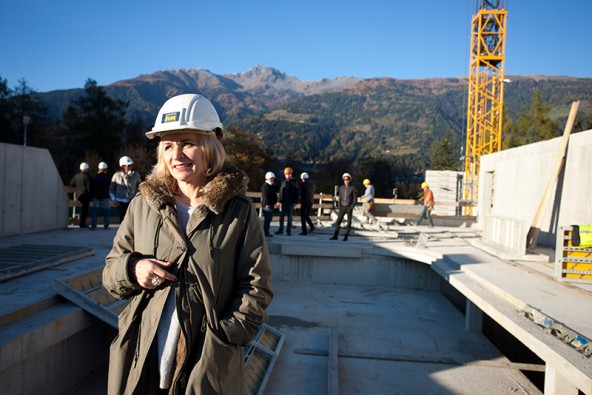 Bürgermeisterin Elisabeth Balnik steht auf diesem Bild vor dem Caldarium, in dem ab Winter 2016 die Saunierer abgekühlt werden.