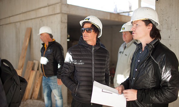 Hans Peter Machné (rechts) erklärt dem Obmann des Badausschusses, Christian Zanon (VP) den aktuellen Stand der Baustelle. Fotos: Stadt Lienz/Martin Lugger