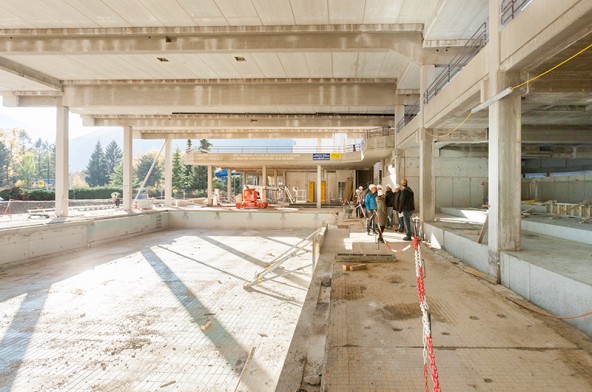 So sieht das Sportbecken im Hallenbad derzeit aus. Rechts gut zu erkennen der erweiterte Liegebereich.