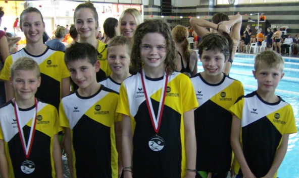 Das Osttiroler Team mit den Medaillengewinnern Nico Tabernig, Luis Preyer und Leonie Hauser im Vordergrund (v.l.). Foto: Schwimmunion