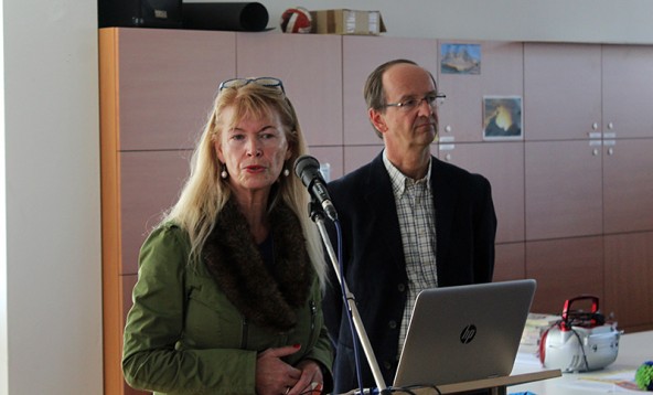 Weiterhin streitbar gibt sich Direktorin Ursula Strobl, hier flankiert von Roland Roßbacher. Der Dienststellenausschuss der Gymnasiums verabschiedete eine Resolution.