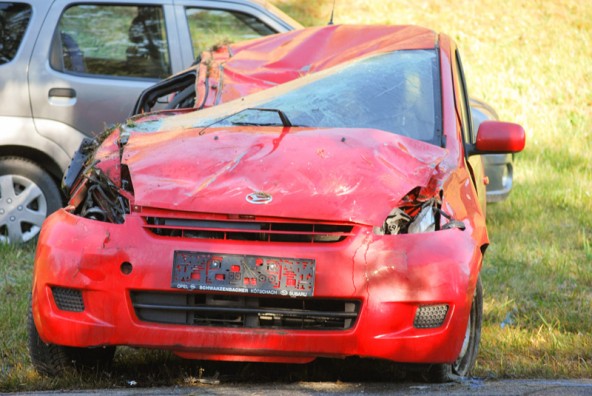 Vor allem im Bereich der Beifahrerseite und hinten wurde das Auto massiv beschädigt: Fotos: Brunner Images