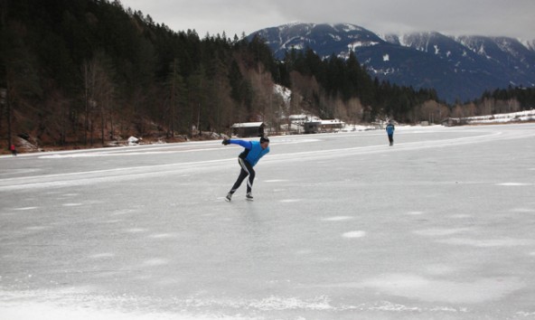 Die kühlen Temperaturen im Schatten haben dafür gesorgt, dass der Tristacher See bereits gefroren ist. Foto: Stadt Lienz