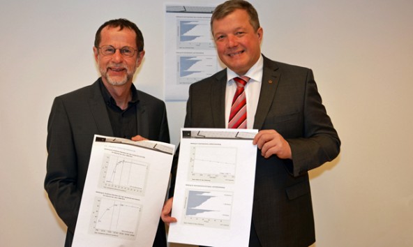  IET-Leiter Willi Oberaigner (li.) präsentiert Gesundheitslandesrat Tilg das neue Geburtenregister. Foto: Land Tirol/Sax