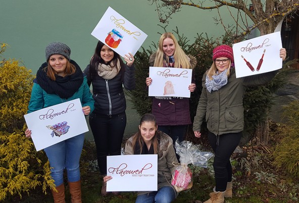 "Flavoured" – das sind Liköre und Sweets samt Zirbenkissen und Holzherz. Vielleicht schon bald ein begehrtes Mitbringsel.