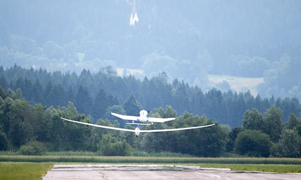 Das beschauliche Leben auf dem dörflichen Flugplatz könnte bald vorbei sein. Verraten wird aber noch nichts. Foto: Expa/Groder