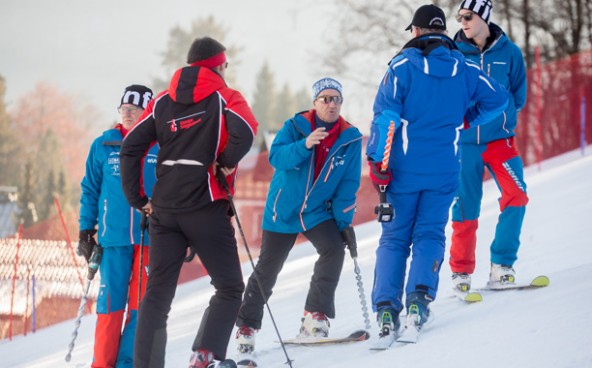 Rennleiter Siegfried Vergeiner erklärt den FIS-Experten die Lage. Fotos: Brunner Images