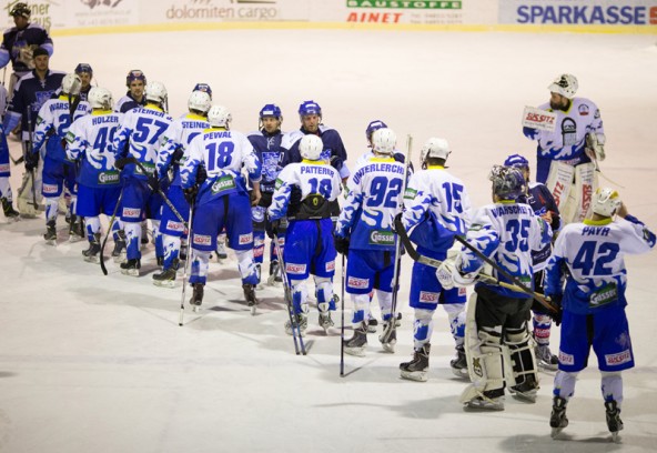 Handshake nach einem hochkarätigen Spiel, in dem am Ende Steindorf alle Punkte mit nach Hause nahm.