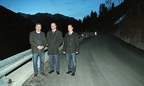 Bgm Franz Hopfgartner, LHStv Josef Geisler, Johannes Nemmert vom Baubezirksamt Lienz freuen sich über die zeitgemäße und sichere Erreichbarkeit der Fraktionen Rajach, Hof und Lerch in Hopfgarten. Fotos: Gemeinde Hopfgarten