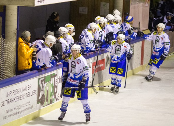 Die Hoffnung lebt. Die Eisbären feiern den 3:4-Anschlusstreffer. 