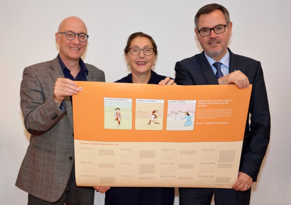 Fachbereichsleiter Johann Gstir, Integrationslandesrätin Christine Baur und IV-Geschäftsführer Josef Lettenbichler präsentieren den Integrationskalender 2016. Foto: Land Tirol/Sax