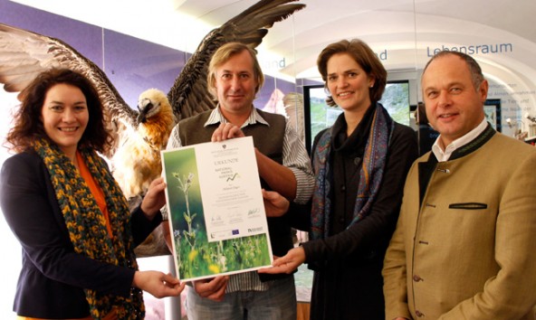 LH-Stv. Ingrid Felipe überreichte gemeinsam mit Mag. Valerie Zacherl-Draxler (Ministerium) und Nationalparkdirektor Hermann Stotter die Urkunde zum erfolgreichen Abschluss der österreichischen Ausbildung zum Nationalparkranger an Helmut Jäger. Foto: NP Hohe Tauern 