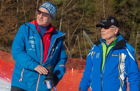 Goran Bedrac (rechts) versichert dem Lienzer Rennleiter: "Schneemenge und Schneestruktur passen."