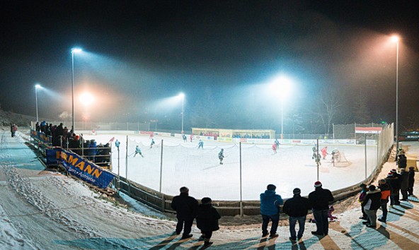 Die U 16-Partie fand im Flutlicht Sillians statt.