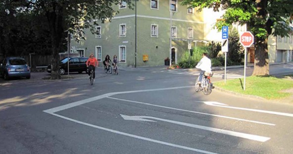 Beispiel Beda-Weber-Gasse: Hier führt kein Weg geradeaus – zum Radweg Richtung Iselkai.