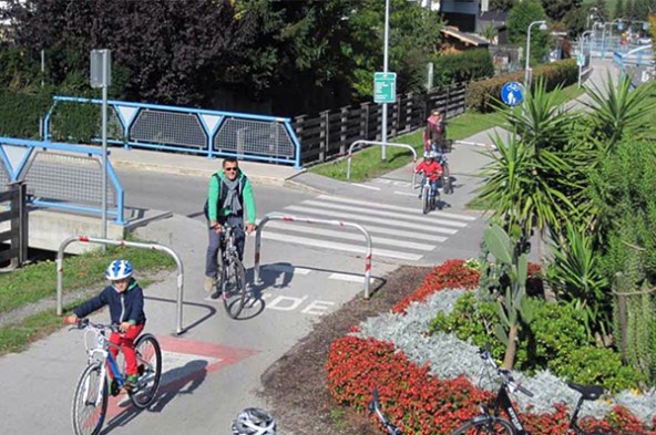 Slalomstrecken für Radfahrer, Vorrang für Pkw – eine gängige Situation in Lienz, wie die Kreuzung Brunnenweg zeigt.