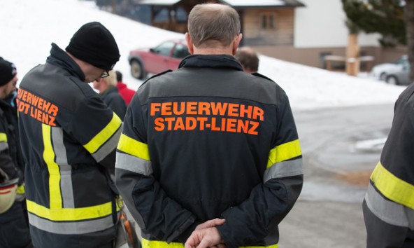 Die Feuerwehr konnte den Mann nach dem Unfall bergen, doch wenig später erlag er seinen Verletzungen. Foto: Brunner Images