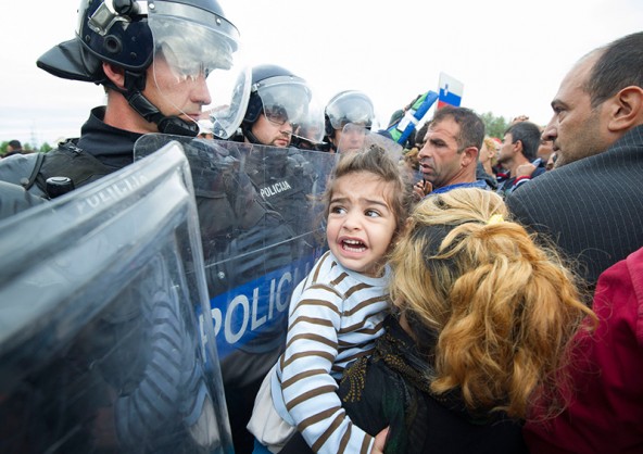 Flüchtlinge stehen nicht nur vor realen Grenzen, sondern auch vor Mauern im Kopf. Hass und Hetze nehmen zu. Foto: Expa/Miso Lisanin