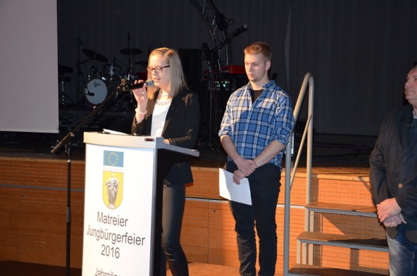 Die Vertreter der Matreier Jungbürger/innen, Anja Unterlercher (Gesundheits- und Krankenpflegeschule am BKH Lienz) aus Huben und Sebastian Pretis (Kirchliche Pädagogische Hochschule in Stams) aus Matrei sprechen die Gelöbnisformel.