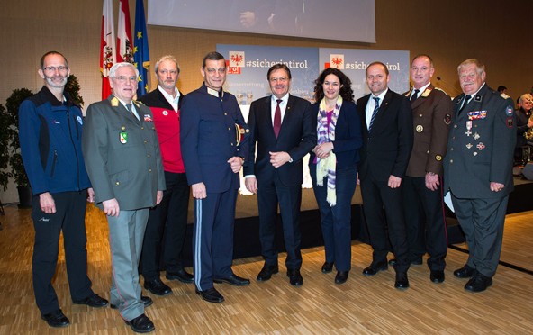 v.li: Markus Kostner (Landesleiter der Wasserrettung Tirol), Militärkommandant Generalmajor Herbert Bauer, Hermann Spiegl (Landesleiter der Bergrettung Tirol), Landespolizeidirektor Helmut Tomac, LH Günther Platter, LHStvin. Ingrid Felipe, LHStv. Josef Geisler, Landesfeuerwehrkommandant Peter Hölzl und Reinhard Neumayr (Präsident des Roten Kreuzes). Fotos: Land Tirol/Oss