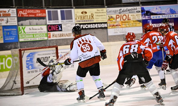 Goalie Dominik Tiefnig war der meist beschäftigte Lienzer in diesem Spiel. Elf Mal musste er hinter sich greifen und den Puck aus dem Kasten holen. Foto: Oberhammer