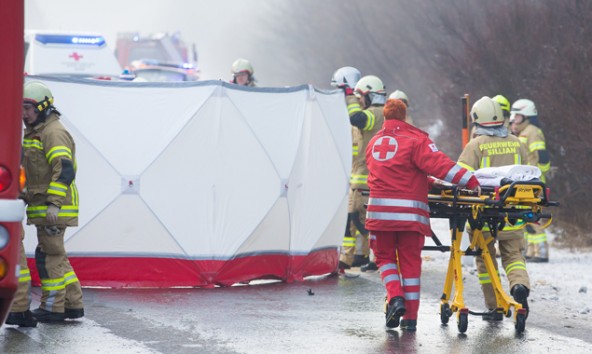 Die Teilstrecke auf der B 100 wurde für die Bergung vollkommen abgeschirmt. Foto: Brunner Images