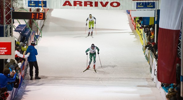 Zieleinlauf beim "ältesten Langlaufsprint der Welt" auf dem Hauptplatz in Lienz.