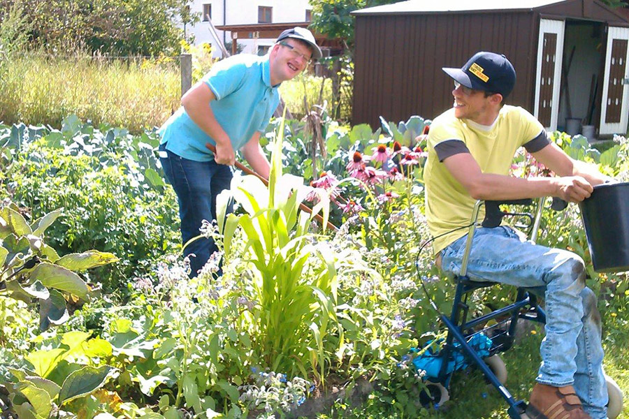 Damit im Garten der Lebenshilfe in Nußdorf-Debant auch heuer wieder alles üppig wächst und blüht, wird er am 18. März mit tatkräftiger Hilfe von Freiwilligen fit für den Anbau gemacht.