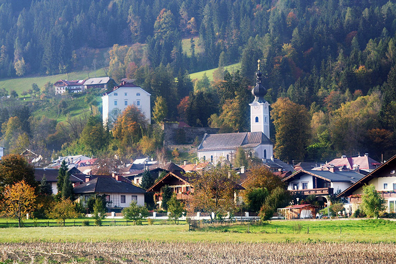 Greifenburg soll großräumig parallel zur Bahntrasse umfahren werden. Foto: commons.wikimedia.org