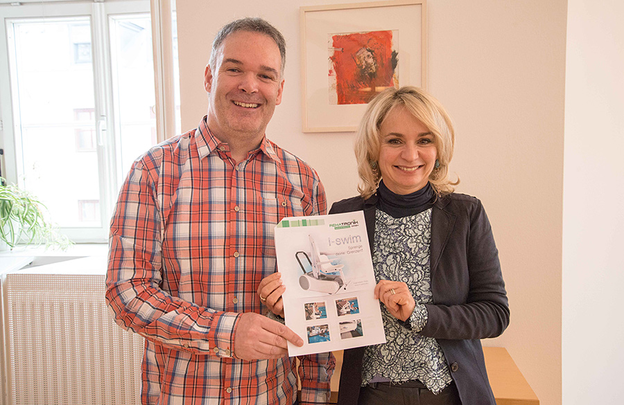 Martin Strasser und Elisabeth Blanik erläuterten die Maßnahmen, die das um- und ausgebaute Dolomitenbad barrierefrei machen. Foto: Stadt Lienz/Lenzer