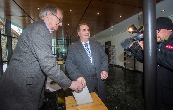 ÖVP-Spitzenkandidat in Lienz ist Meinhard Pargger, hier bei der Stimmabgabe im Wahllokal seines Wirkungsbereiches, der Arbeiterkammer Lienz. Fotos: Brunner Images