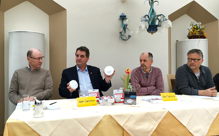 Hans Stefan, Meinhard Pargger, Alois Lugger und Karl Kashofer bei der Rauchmelder-Demonstration. Foto: Dolomitenstadt/Pirkner