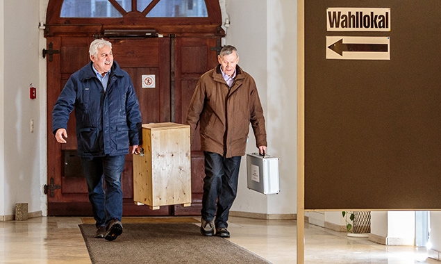 Um 18.00 Uhr trafen die ersten Wahlurnen im Rathaus Lienz ein. Es wird spannend in der Bezirkshauptstadt!