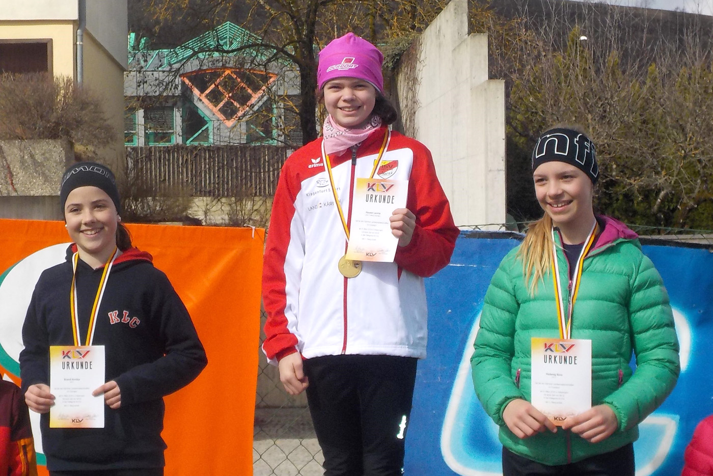  Leonie Hauser (Bildmitte) bei der Einzelsiegerehrung. Foto: HSV KK