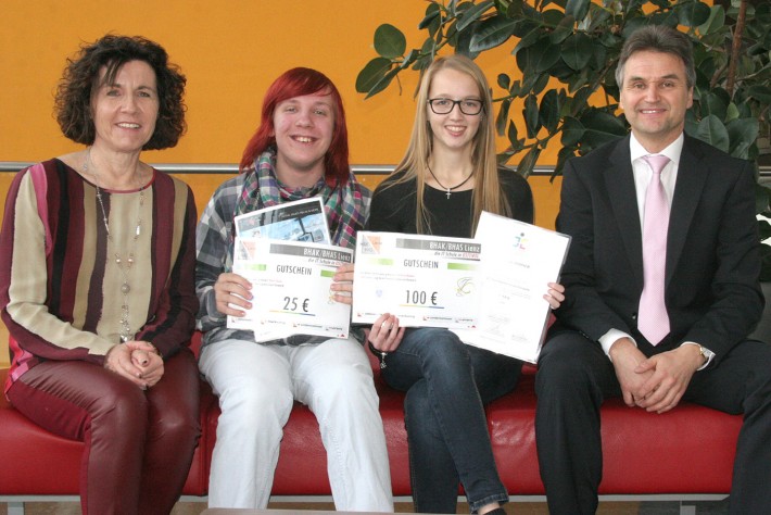 Von links: Prof. Claudia Schlechl, Robin Deen, Stefanie Bodner und HAK/HAS-Direktor Josef Pretis. Foto: Johannes Gailer