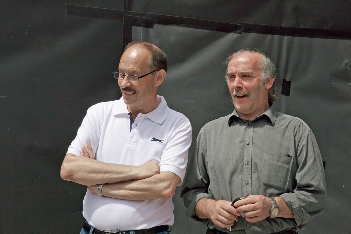 Siegfried Schatz (links) und Sepp Blasisker ließen sich vor Ort von Architekt und Bauleiter den Iststand der Hallenbad-Baustelle erklären.