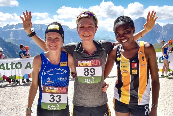 Susanne Mair (Bildmitte) war bei beim Val Gardena Mountain Run nicht zu schlagen. Auf den Plätzen zwei und drei landen Elena Casaro (Italien) und Purity Gitonga (Kenia). Foto: ASV Gherdëina Runners